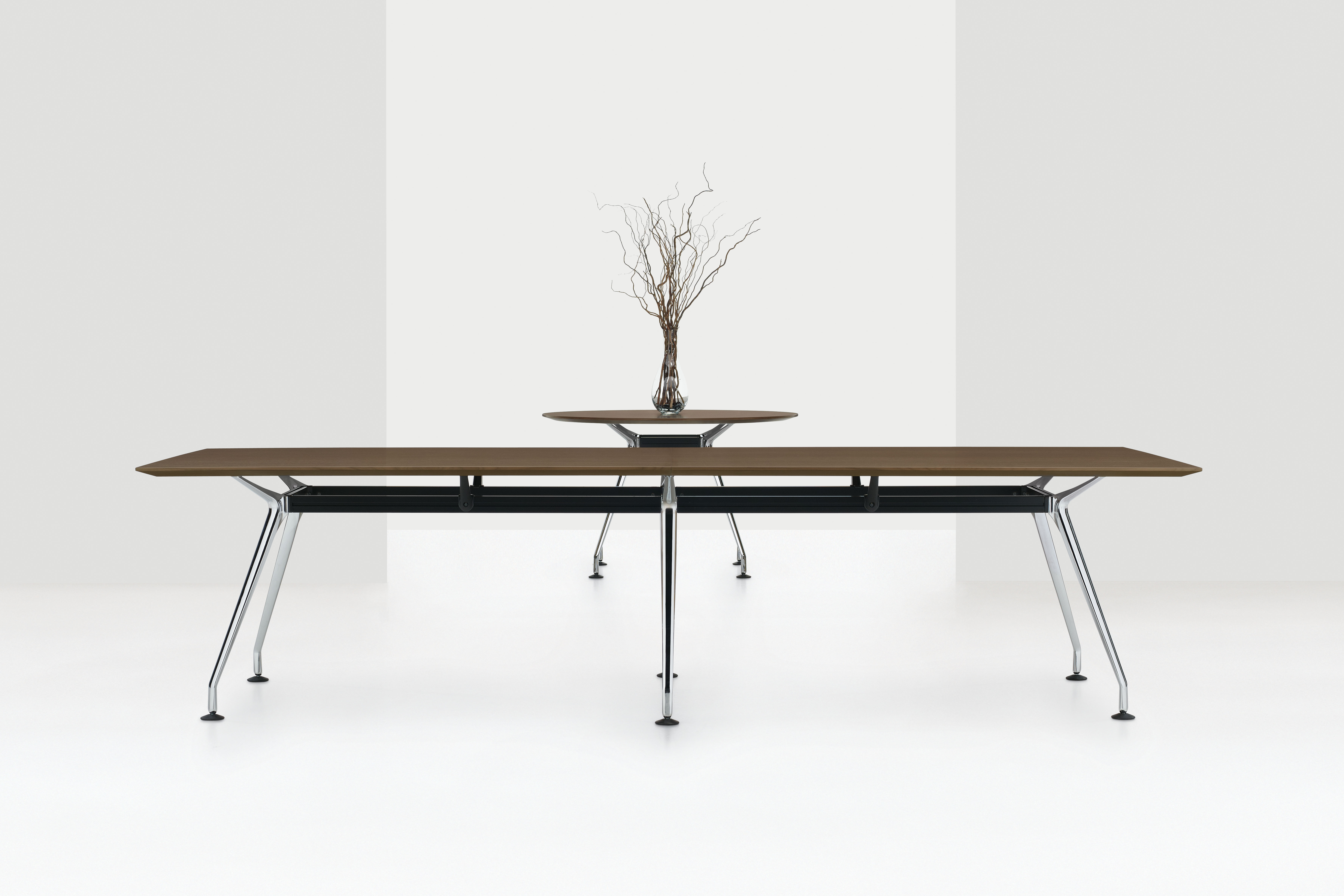 Global Furniture Group, Kadin™ evokes a timeless elegance: a floating top surface, die-cast aluminum legs and a modular