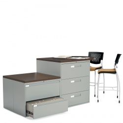 Îlot de classement à deux hauteurs composé - deux modules 9336P-2F1H, deux modules 9336-3F1H, deux dessus en mélamine (un avec demi-lune, commande spéciale) - Tabouret Ride non inclus Îlot de classement à deux hauteurs composé - deux modules 9336P-2F1H, deux modules 9336-3F1H, deux dessus en mélamine (un avec demi-lune, commande spéciale) - Tabouret Ride non inclus Model Thumbnail